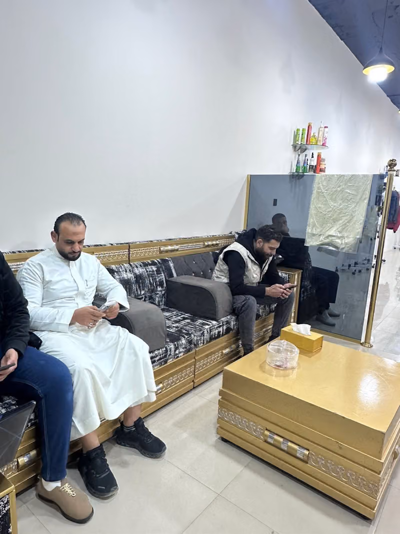 حلاق نظرة العناية للحلاقة الرجالية