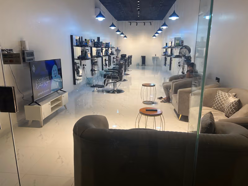حلاق تنال الرمال
