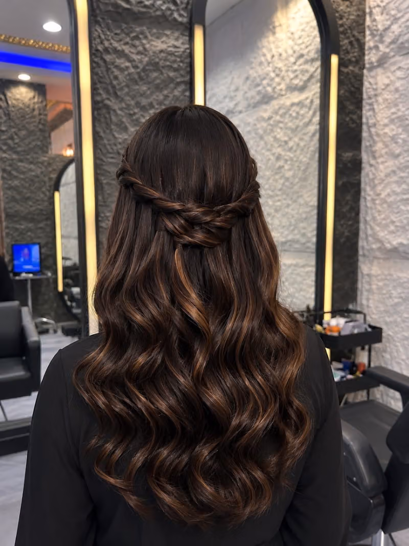 Hourglass Beauty Center - زينة الساعة الزجاجية