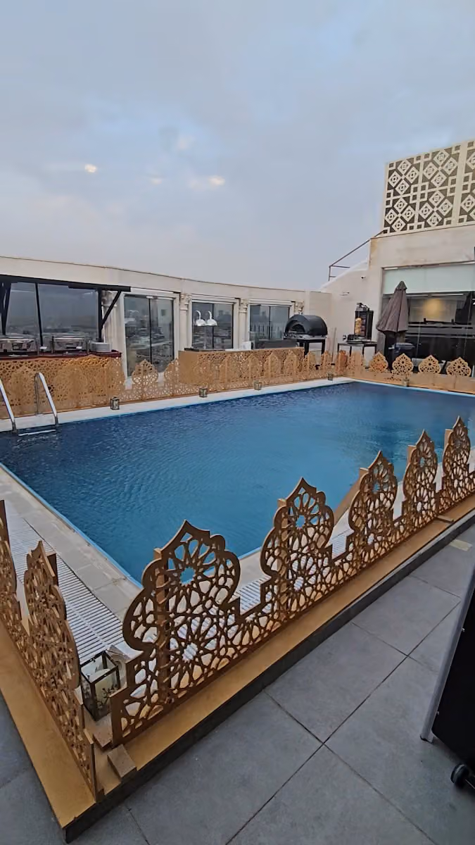 هوليدي ان طريق الملك عبدالعزيز الضباط