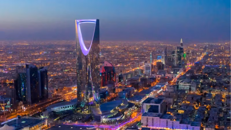 هوليدي ان طريق الملك عبدالعزيز الضباط