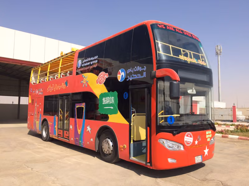 إدارة الباص السياحي بحي الرمال