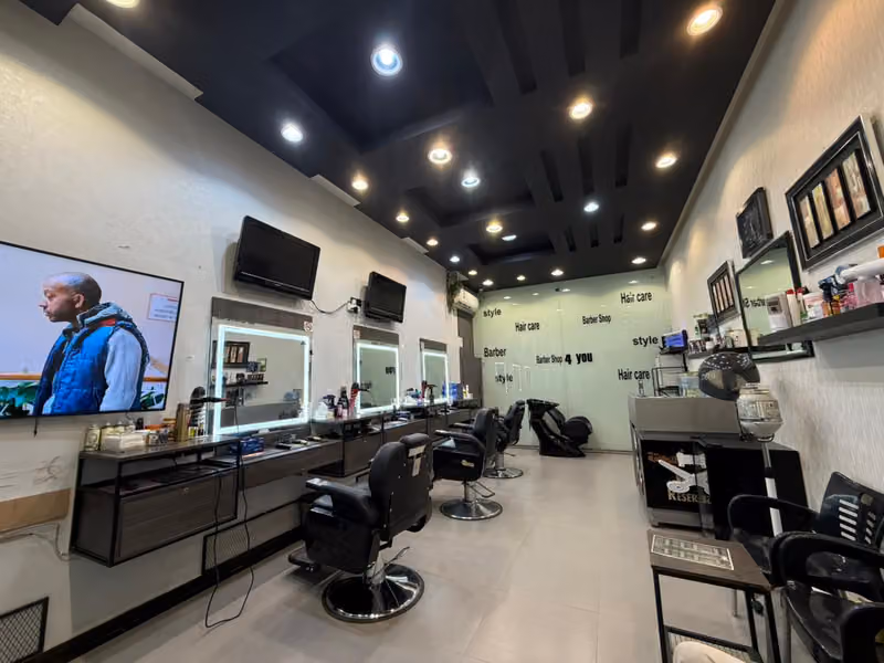 KM1 STYLE SALON FOR MEN'S SHAVING حلاق كي ام ون ستايل