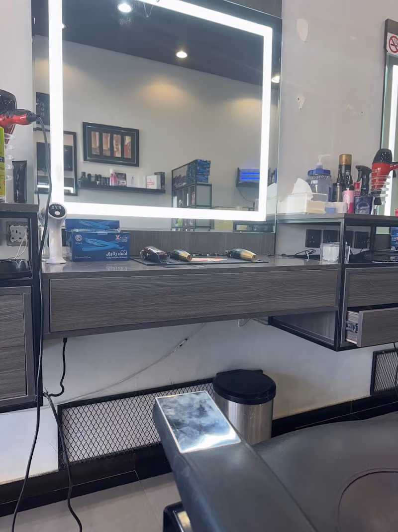 KM1 STYLE SALON FOR MEN'S SHAVING حلاق كي ام ون ستايل