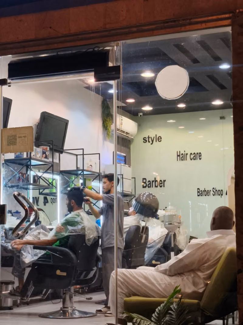 KM1 STYLE SALON FOR MEN'S SHAVING حلاق كي ام ون ستايل
