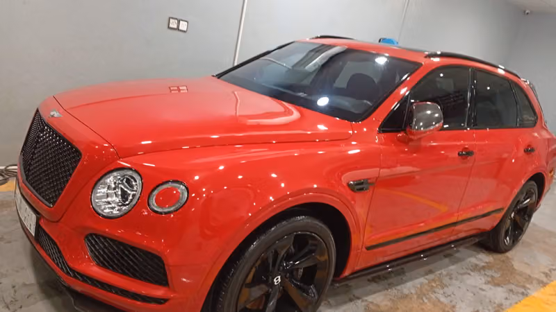 كراج ساطع للعناية بالسيارات Shiny Garage