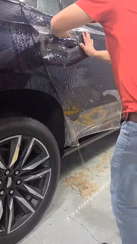 كراج ساطع للعناية بالسيارات Shiny Garage