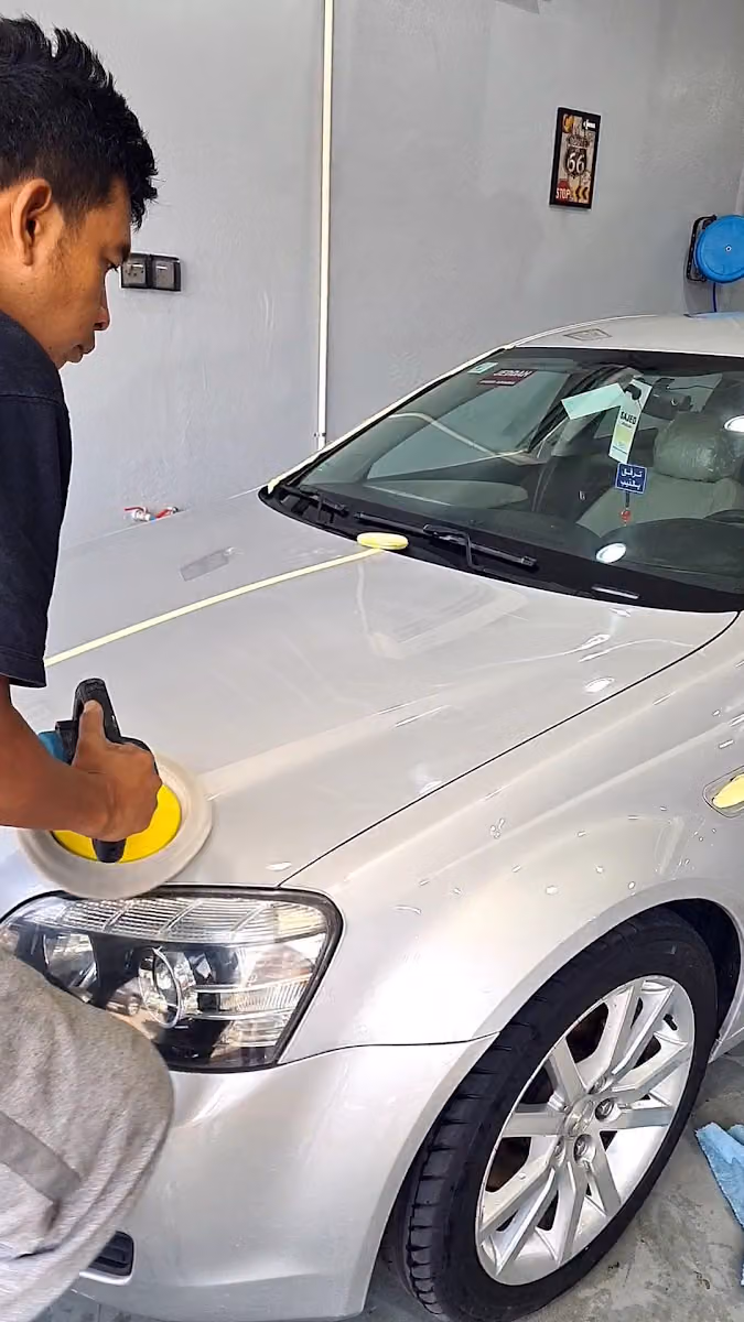 كراج ساطع للعناية بالسيارات Shiny Garage