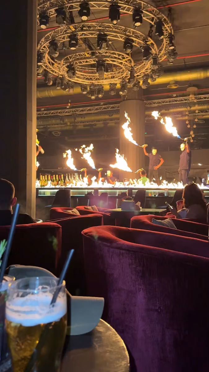 LA LOUNGE CLUB