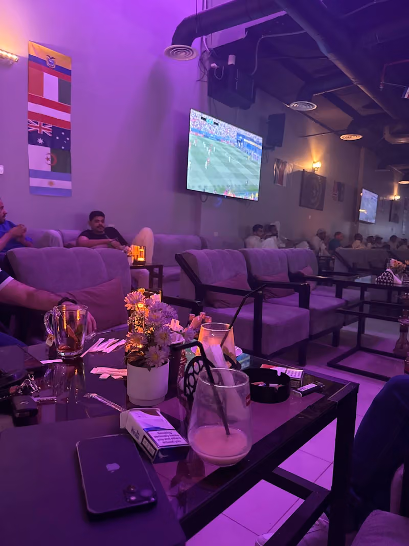 لاونج إتش إن ميكس كافيه