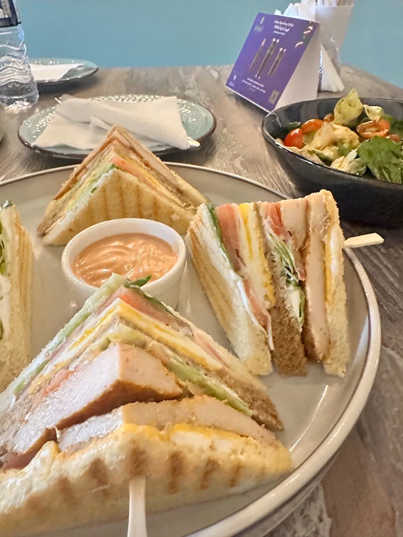 Los Primos Bakery & Cafe
