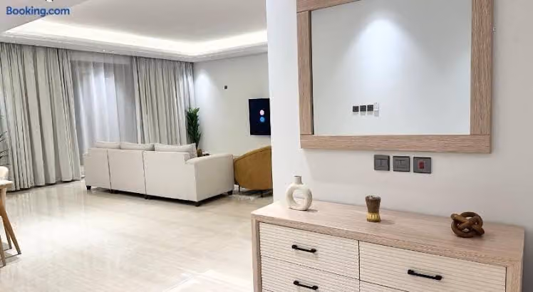 Luxurious 3 Bedroom Apartment - 5 minutes to Boulevard