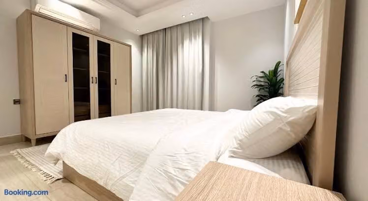 Luxurious 3 Bedroom Apartment - 5 minutes to Boulevard