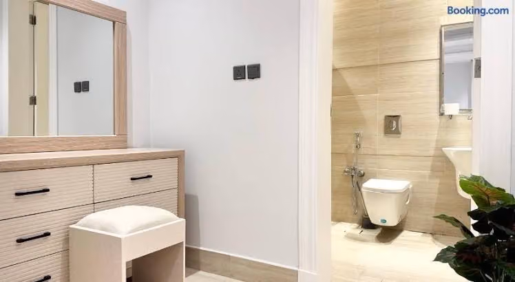 Luxurious 3 Bedroom Apartment - 5 minutes to Boulevard