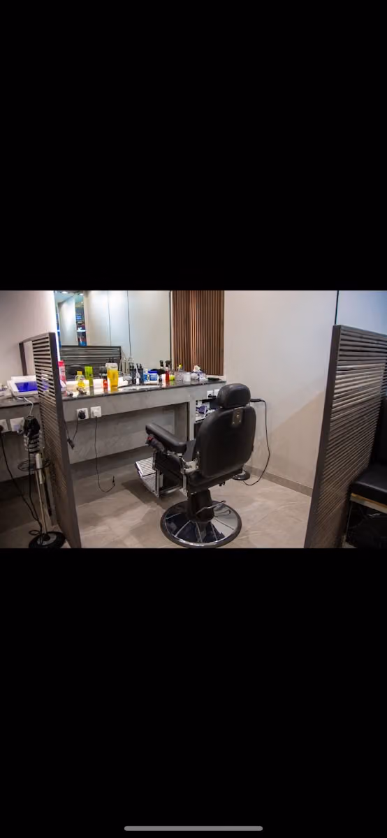 LUXURY BLADE BARBER شفرة الفخامة للحلاقة