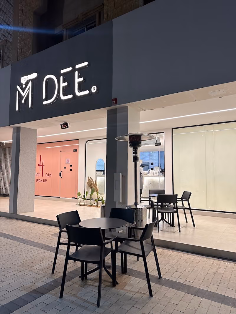 M DEE