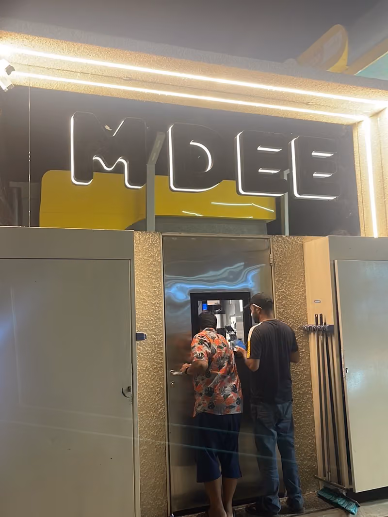 | M DEE