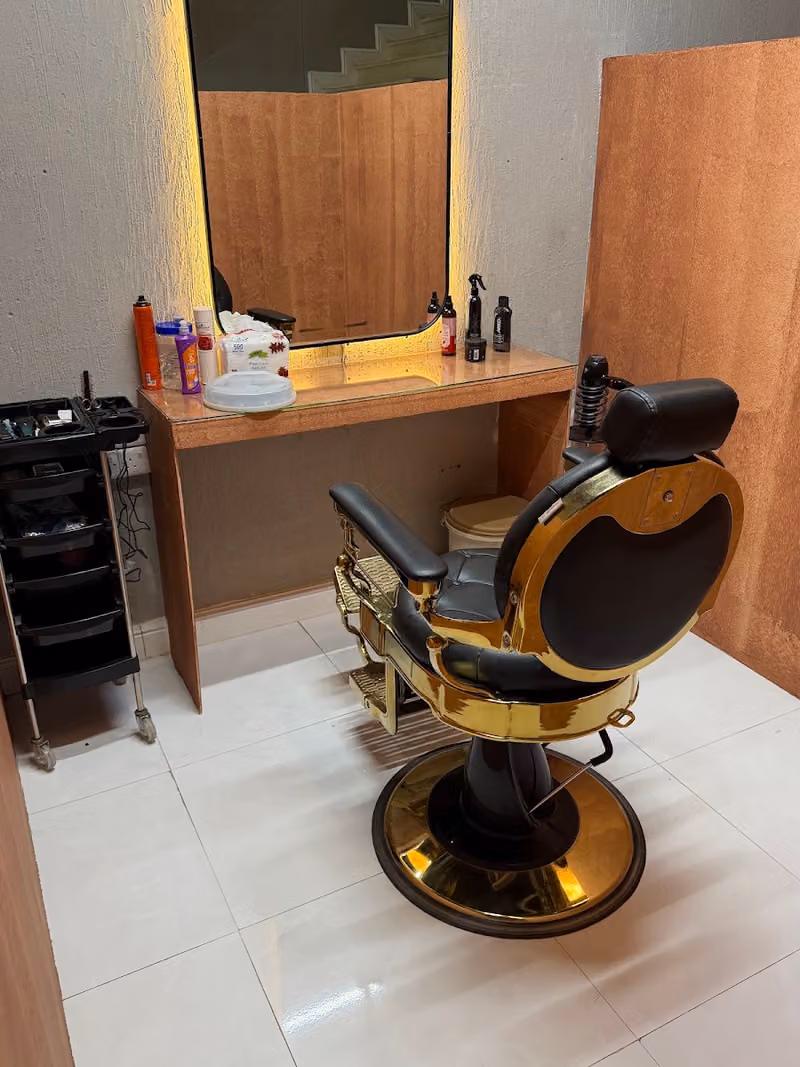 MEN’S GLOW BARBER