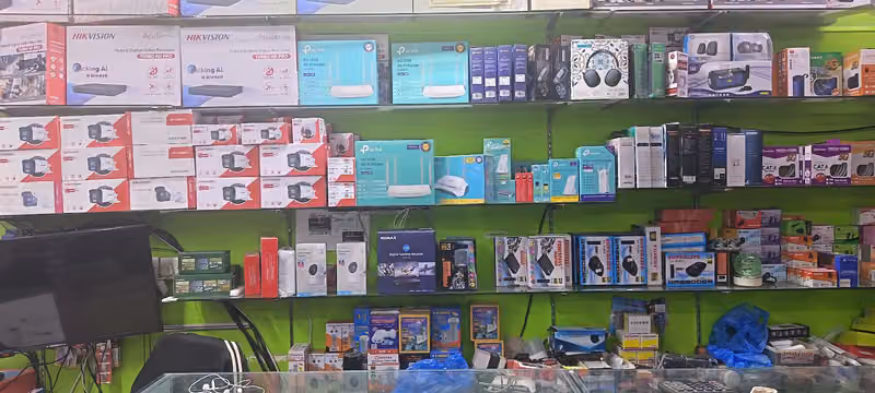 محل لبيع الالكترونيات وكاميرات الاستقبال
