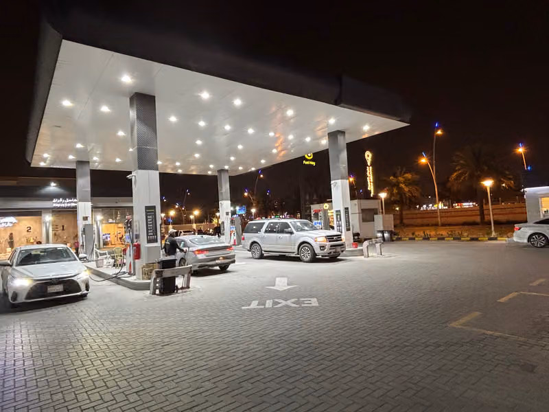 محطة بنزين شركة تم