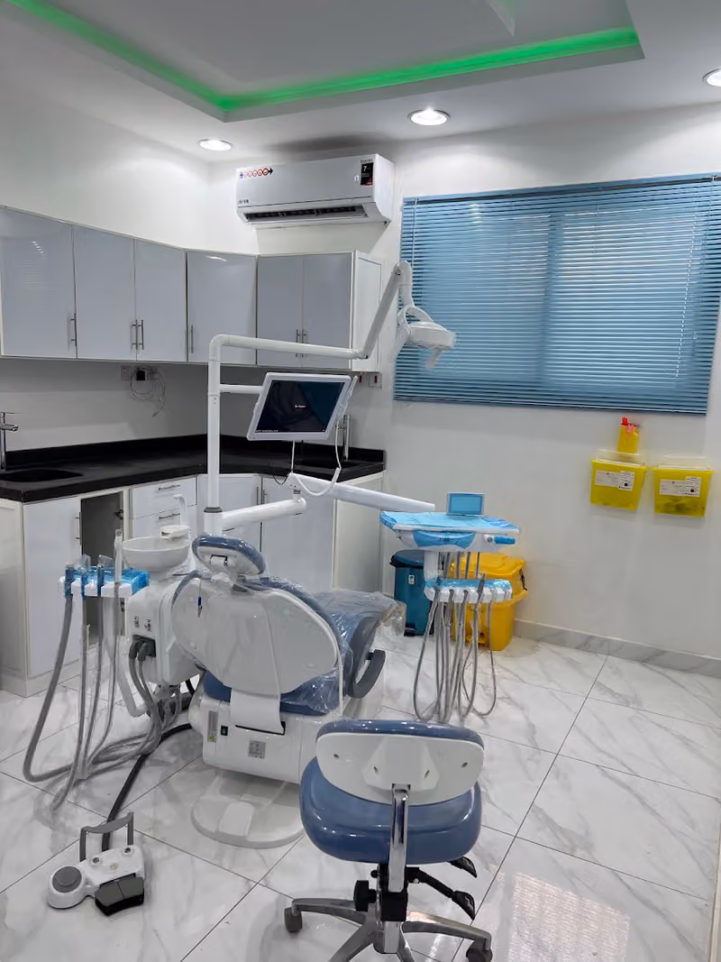 مجمع عيادات بسمة ثقة لطب الأسنان