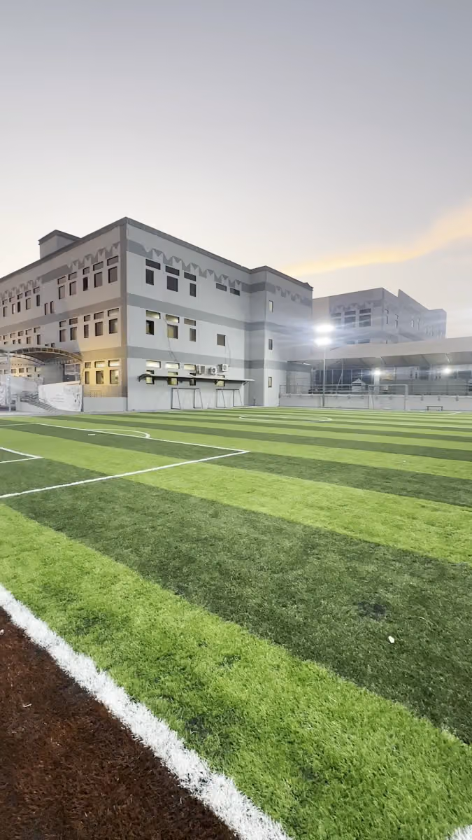 ملاعب مدارس الرواد الدولية