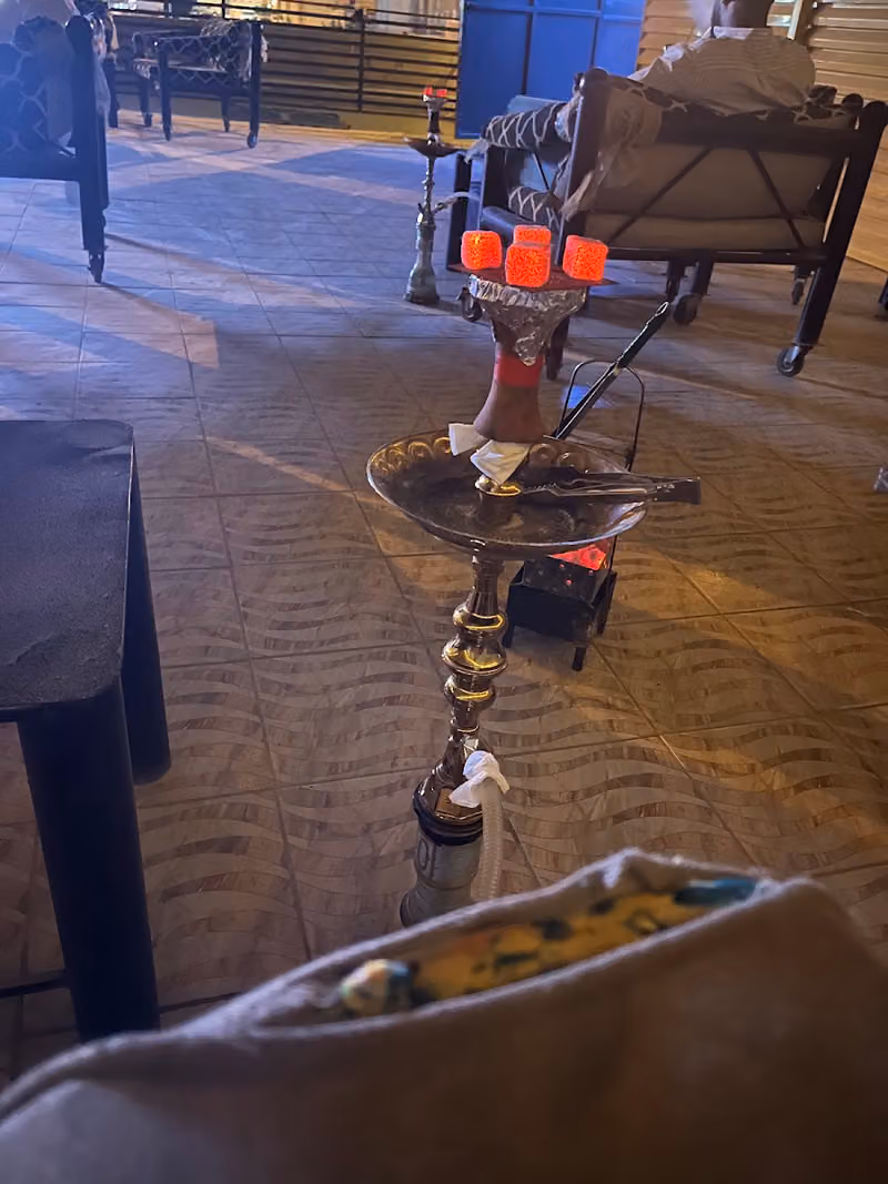 مقهى الشجرة العملاقة لاونج شيشه