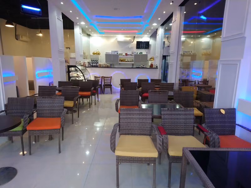 مقهي المساء الخافت للمشروبات البارده والساخنه