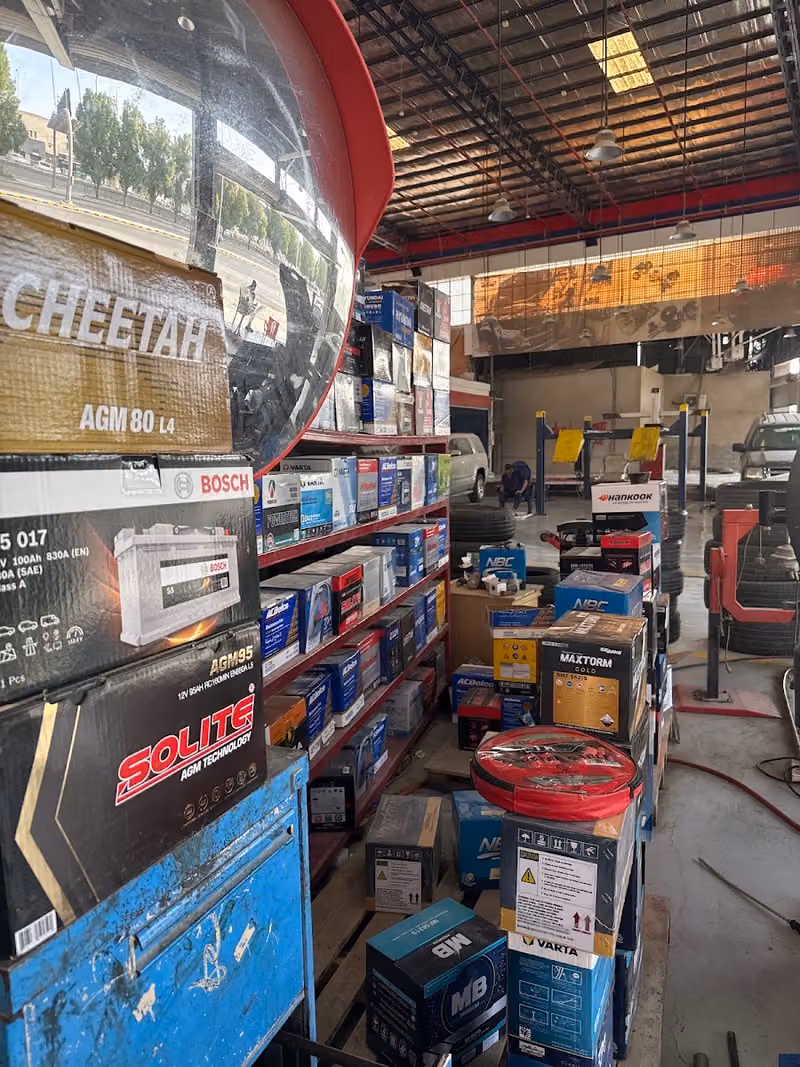 مركز الوعلان لخدمات السيارات تغيير زيوت oil change - اطارات tires- بطاريات battery
