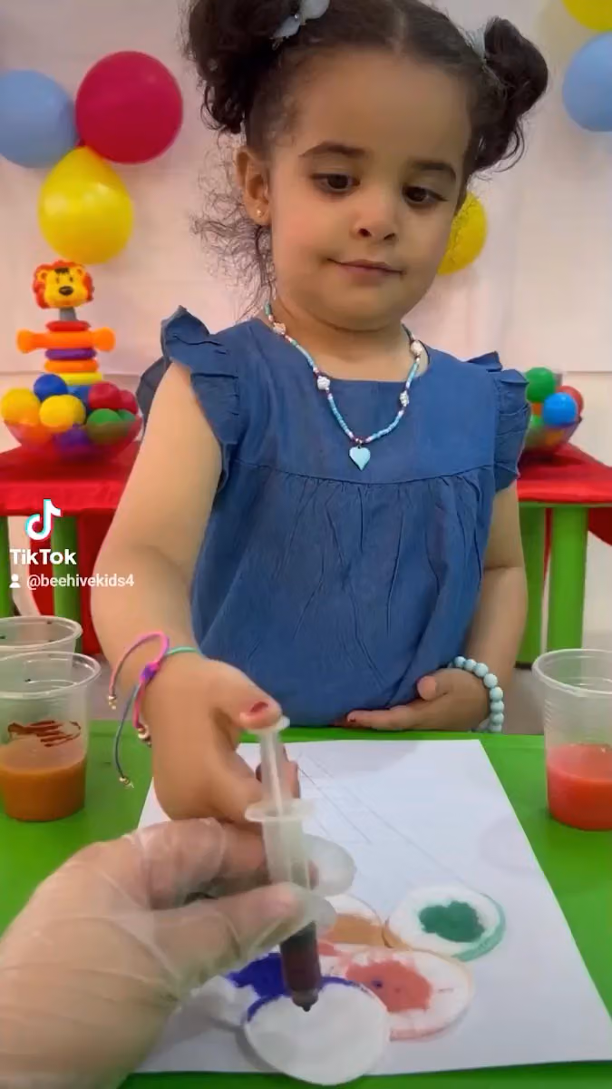 مركز خلية نحل لضيافة الأطفال