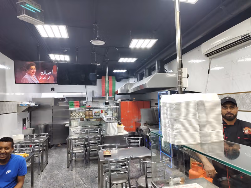 مطاعم بيتزا وله لتقديم الوجبات