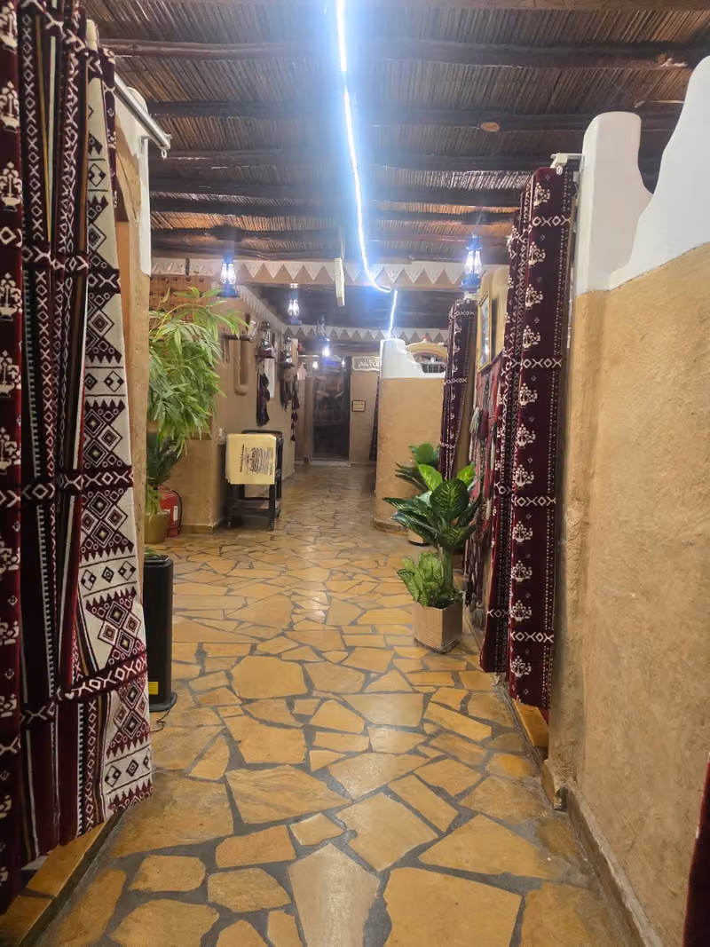 مطاعم قرية العاذرية