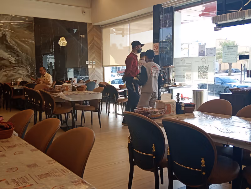 مطاعم ساروجة فرع 10 حي النهضة