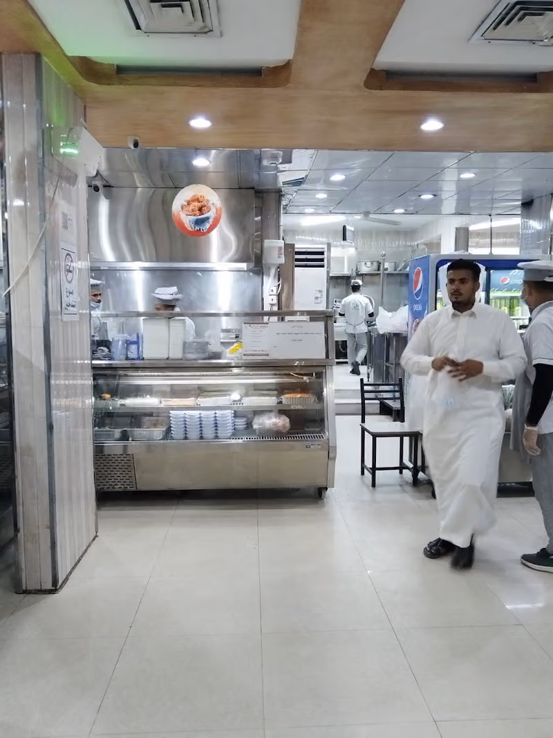 مطاعم و بروستد الدؤلي لتقديم الوجبات