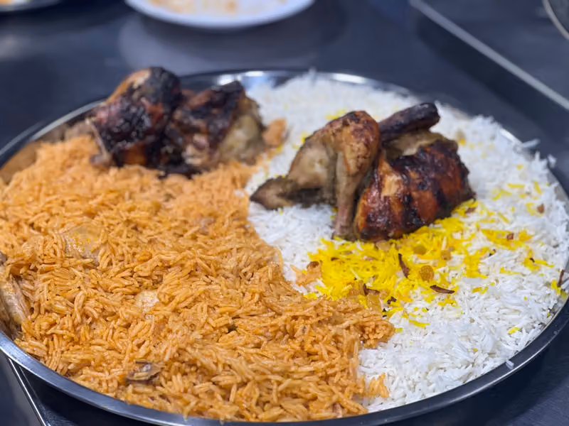 مطاعم و مندي سماكوم لاهور إن