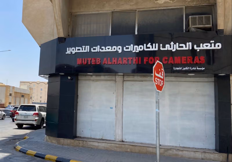 متعب الحارثي للكاميرات