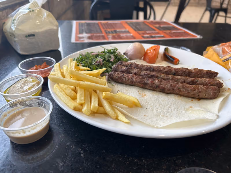 مطعم عبق الكباب لتقديم الوجبات