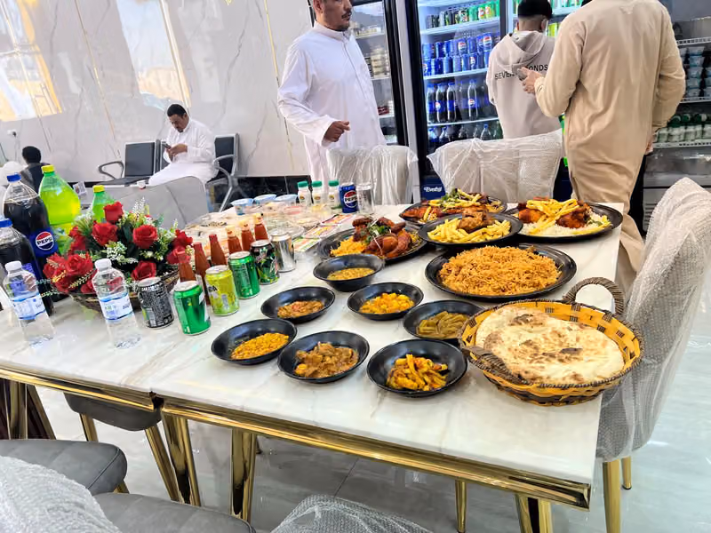 مطعم البشارات المبهر البخاري لتقديم الوجبات