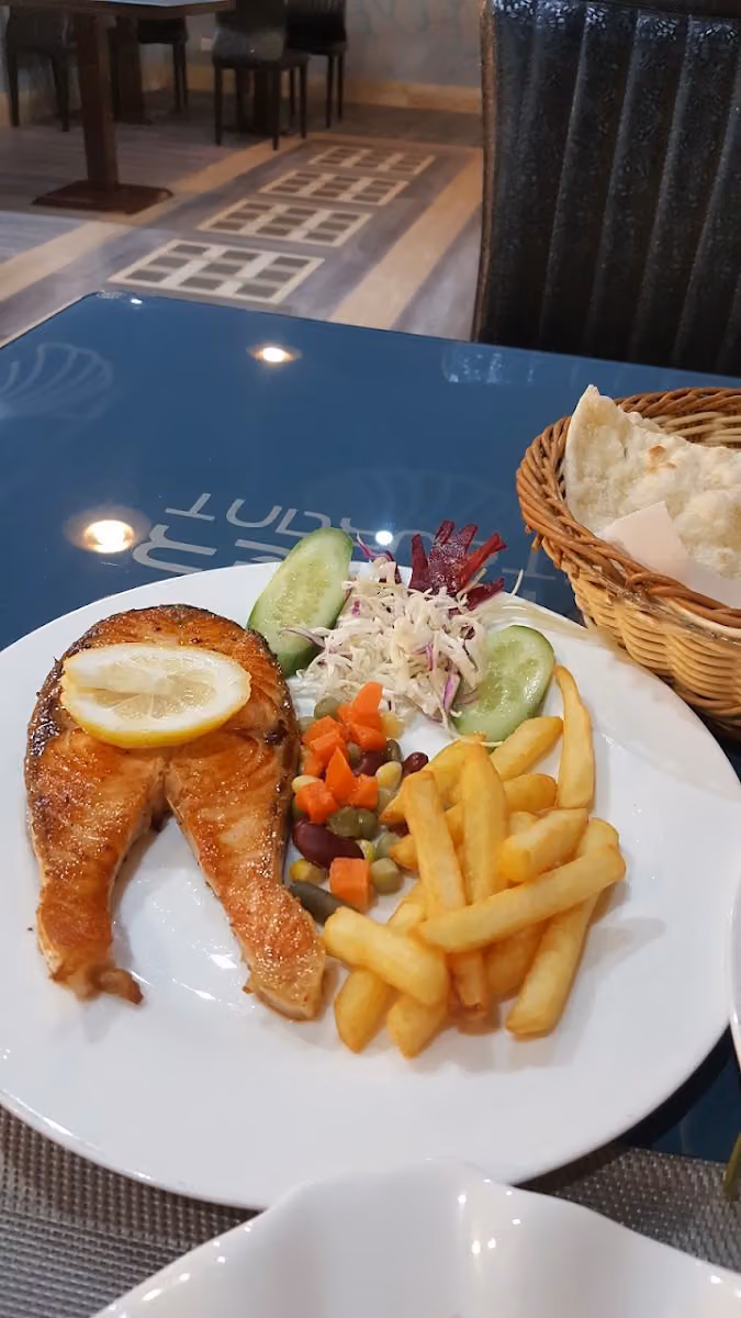 مطعم المحار الذهبي للمأكولات البحرية