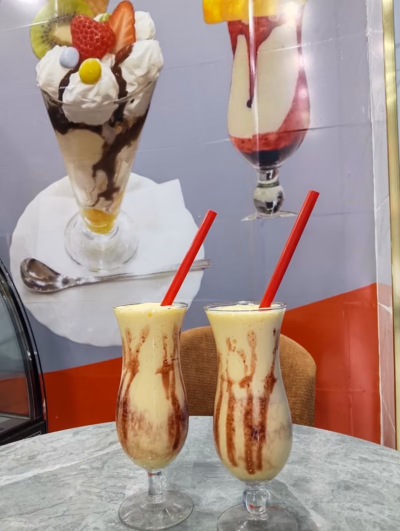 مطعم المسرة لتقديم الوجبات