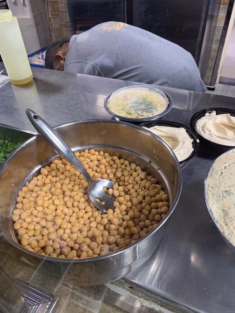 مطعم النقاء للحمص والفلافل