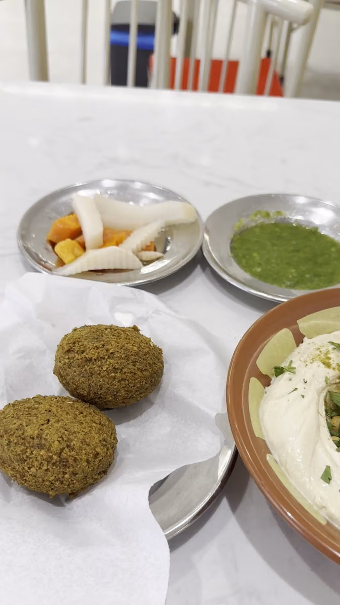 مطعم النقاء للحمص والفلافل