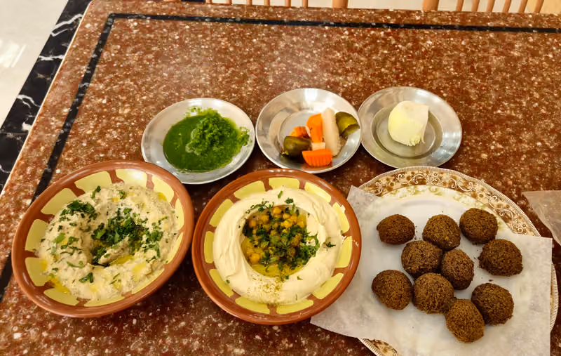 مطعم النقاء للحمص والفلافل