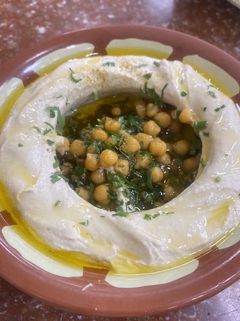 مطعم النقاء للحمص والفلافل
