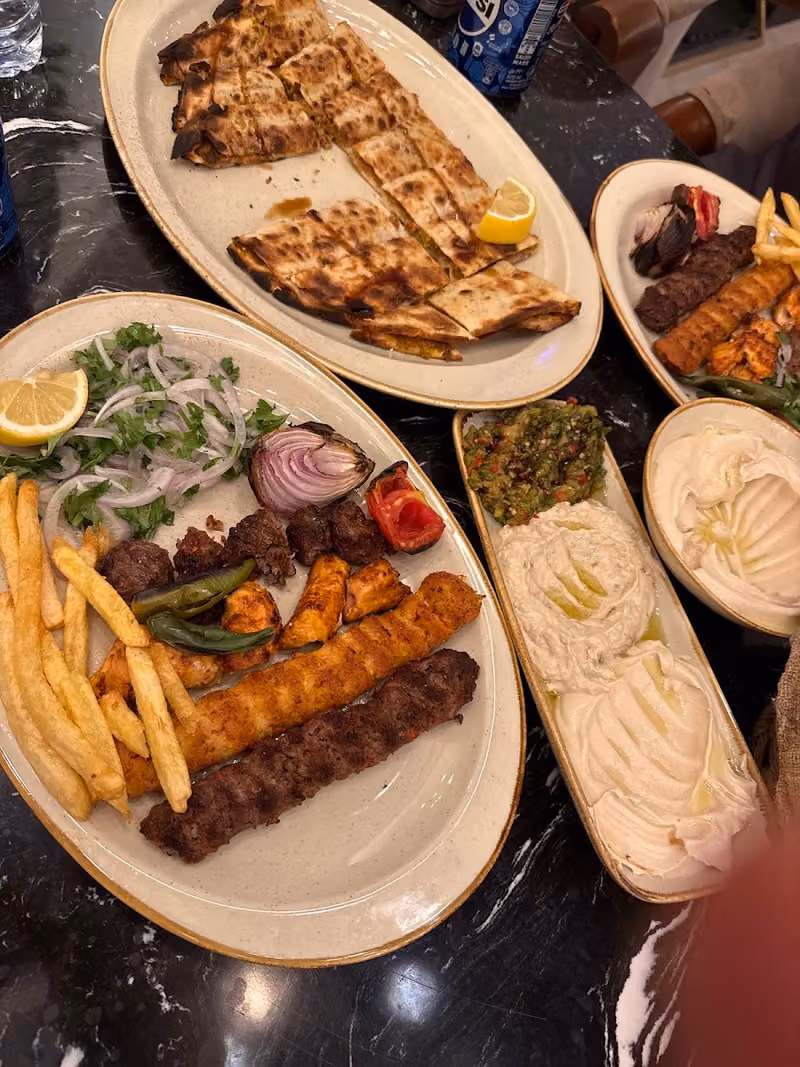 مطعم الريف البغدادي مشويات بحريات - يوجد قسم عائلات