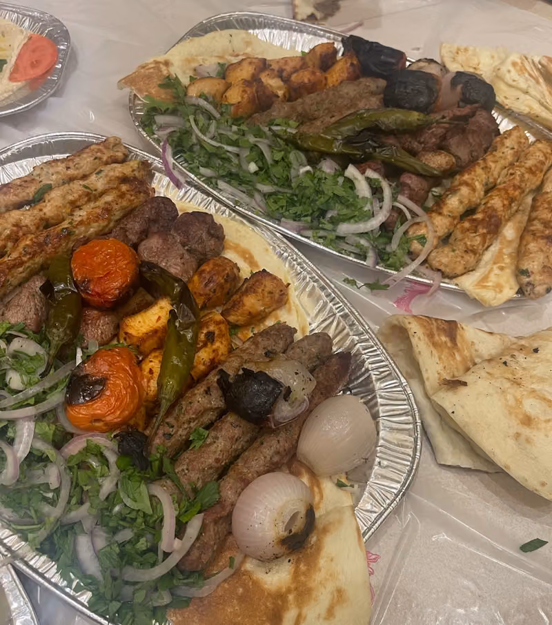 مطعم عناب الضيعة للمشويات والمعجنات