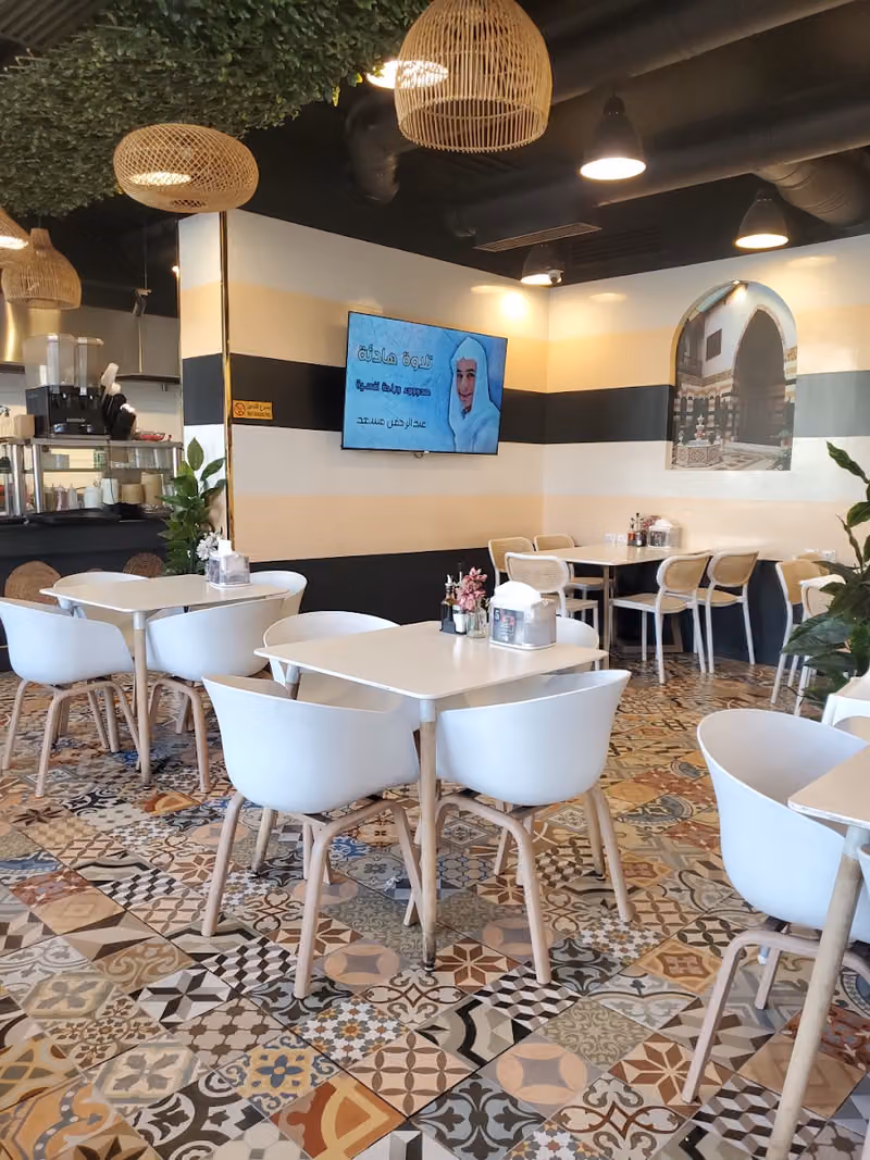 مطعم حمص بلدنا الرياض ( حي الروضة )