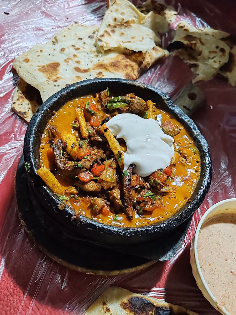 مطعم كنوز ازال للاكلات الشعبيه