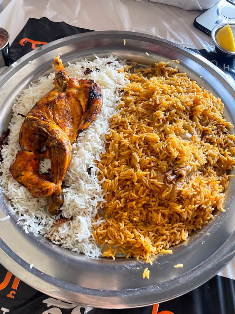 مطعم مضغوط إن Madghout In restaurant