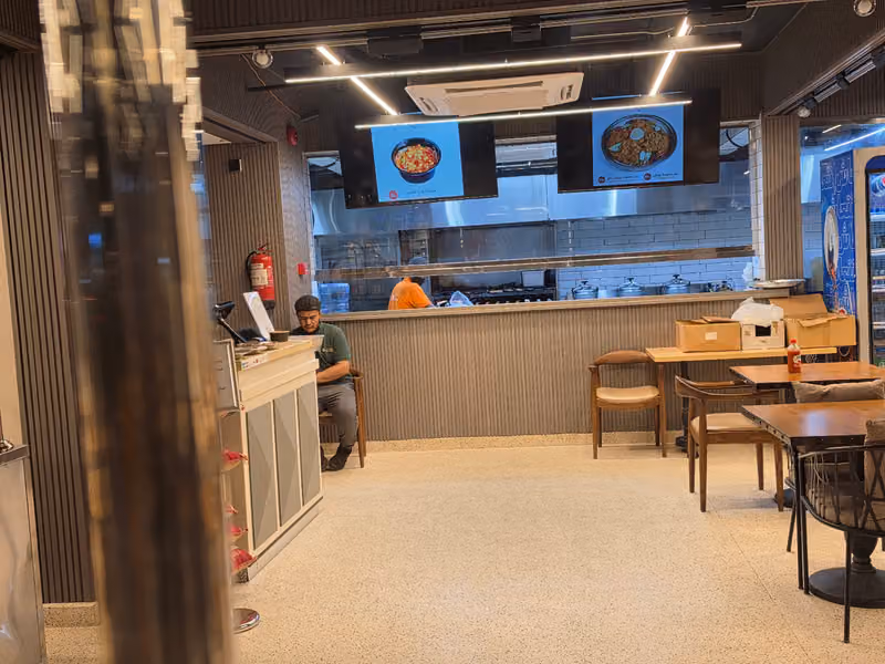 مطعم مضغوط إن Madghout In restaurant